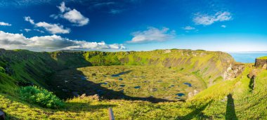 Paskalya Adası 'nda geniş Rano kau volkanik krater panoraması