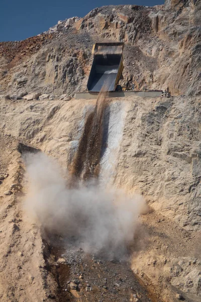Camión volquete descargando piedras de la mina para volcar — Foto de Stock