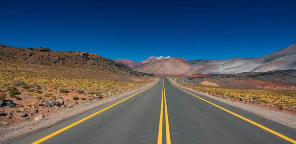 Şili 'nin Atakama çölüne giden yol — Stok fotoğraf