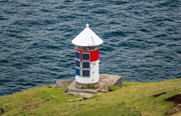 太陽電池付きの隔離された自律型小型灯台 — ストック写真