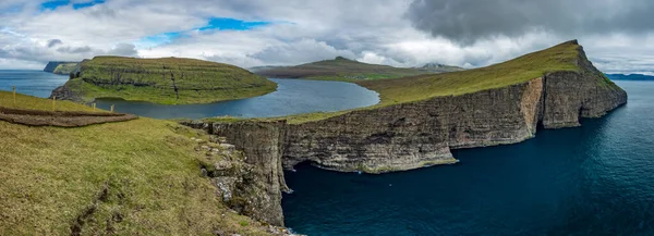 Sorvagsvatnské jezero nad oceánem ultra široké gigaponsko, Faerské ostrovy — Stock fotografie