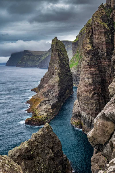 Spectaculaire steile kust van de Faeröer, verticale samenstelling — Stockfoto