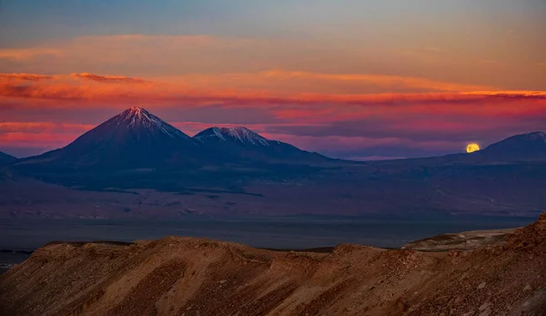 Moon rising over the mountains in Atacama desert — Stock Photo, Image
