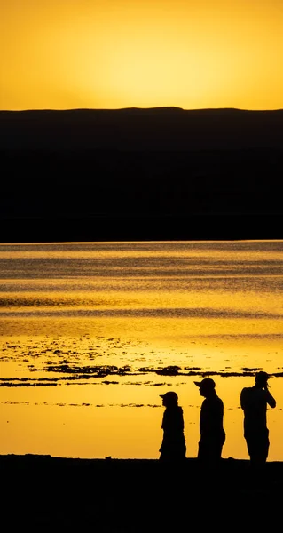 High contrast dark scene of tourist at orange sunset — Stock Photo, Image