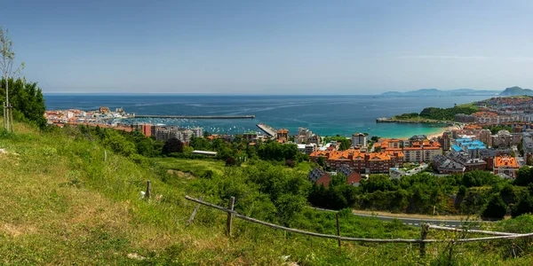 Obrovský panoramatický výhled na Castro Urdiales v Kantábrii — Stock fotografie