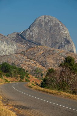 Uzakta fil şekilli kaya