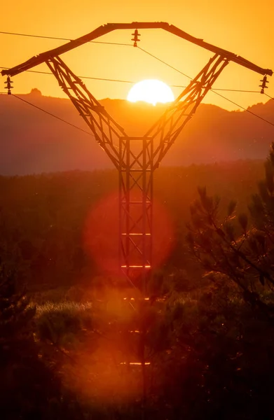 Gün batımına karşı yüksek voltaj kulesi — Stok fotoğraf
