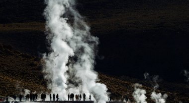 Atacama Bölgesi 'nde turistlerle El Tatio Gayzerleri