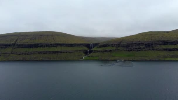 Fossa vodopád na Faerských ostrovech hyperlapse přístup — Stock video
