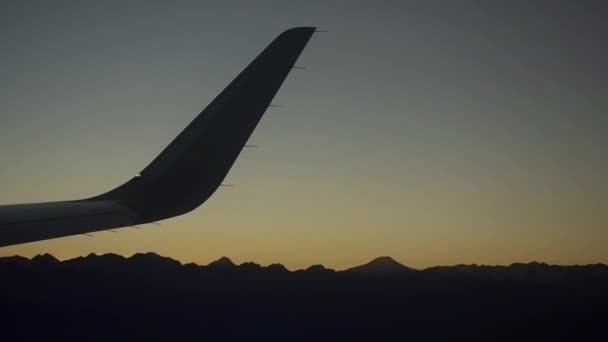 Avión jet ala derecha de alto contraste volando sobre la cordillera — Vídeo de stock