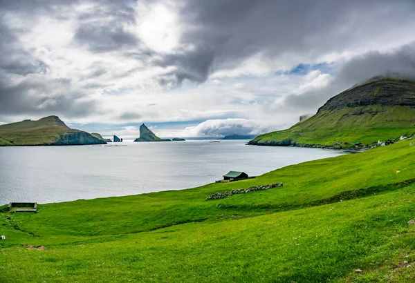 Fantastiskt panorama över Drangarnir gate, Tindholmur och typiska hus — Stockfoto