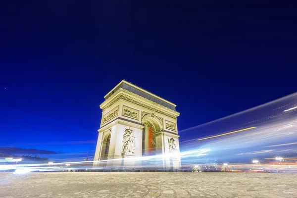 Arc de Triomphe és homályos forgalom éjjel — Stock Fotó