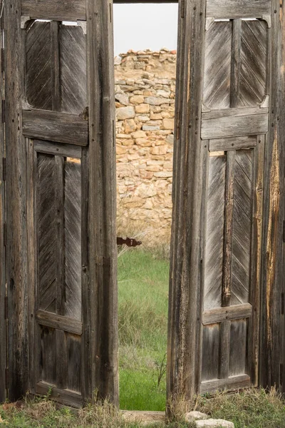 Oude verlaten houten deur — Stockfoto