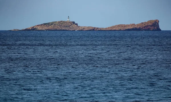 Latarnia morska na szczycie wyspy skalnej — Zdjęcie stockowe