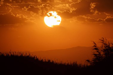 Dağların üzerinden gün batımı