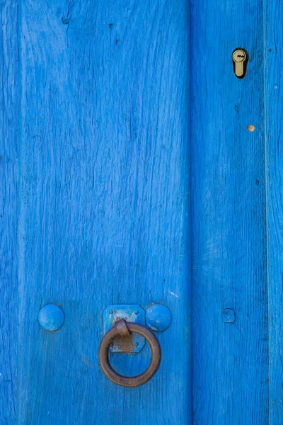 Старая ветхая деревянная дверь и замок, окрашенные в синий цвет — стоковое фото