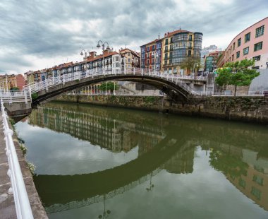 Nehir kenarı manzarası, şehir merkezi Bilbao.