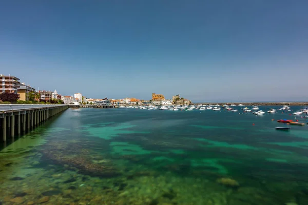 Castro Urdiales jachthaven ultra lange blootstelling met veel boten en helder water — Stockfoto