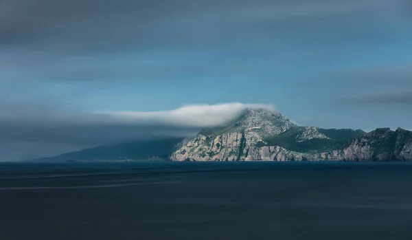 陡峭的海岸线，悬崖峭壁超长 — 图库照片