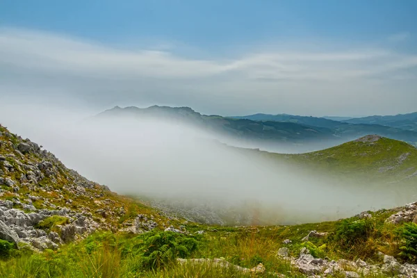 Ultra lange blootstelling aan mist over de berg — Stockfoto