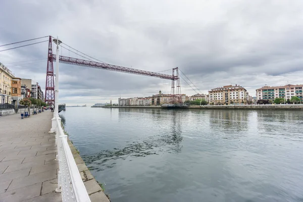 Ultra Ampia vista sul ponte sospeso e sul lungomare di Bizkaia — Foto Stock
