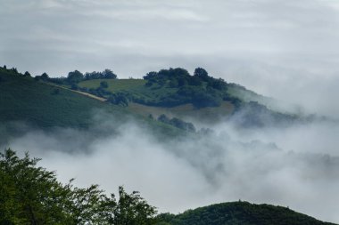 Bulutların üzerindeki dağlar