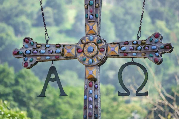Detalle sobre cruz colgante en puente romano de Cangas de Onis — Foto de Stock