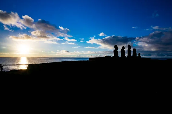 Ahu Tahai moai platform hoog contrast bij zonsondergang — Stockfoto