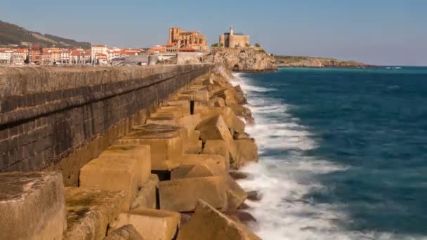 Breakwater Castro Urdiales — Stock Video