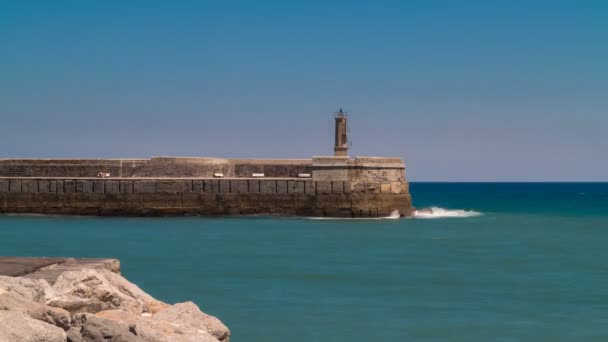 Okyanus ve mavi gökyüzü üzerinde taş deniz feneri — Stok video