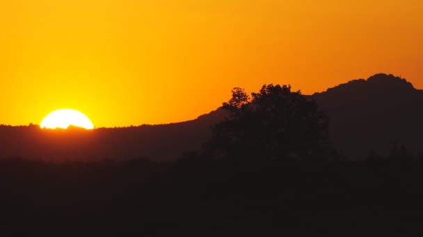 Puesta de sol detrás de las montañas — Vídeo de stock