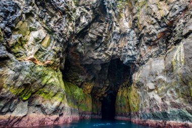 Dağın altındaki mağaraya giriyoruz.