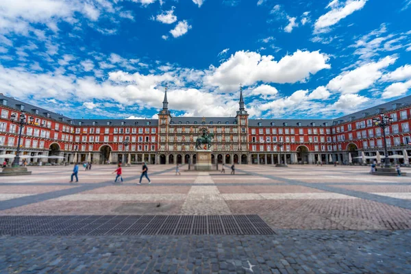 Bulanık turistlerle Madrid Belediye Başkanı Plaza — Stok fotoğraf