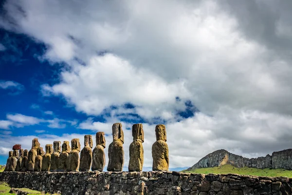 Zadní pohled na Ahu Tongariki moai platformu, červí oko pohled — Stock fotografie