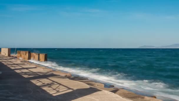 Waves and blurred people walking near the ocean — Stock Video