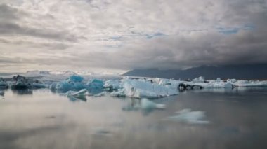 Mavi buzdağları yüzüyor