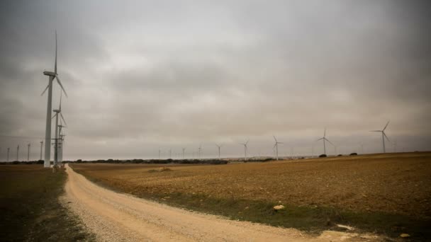 Turbinas eólicas, dia nublado — Vídeo de Stock