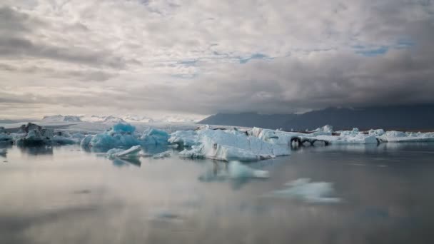 Iceberg blu galleggianti — Video Stock