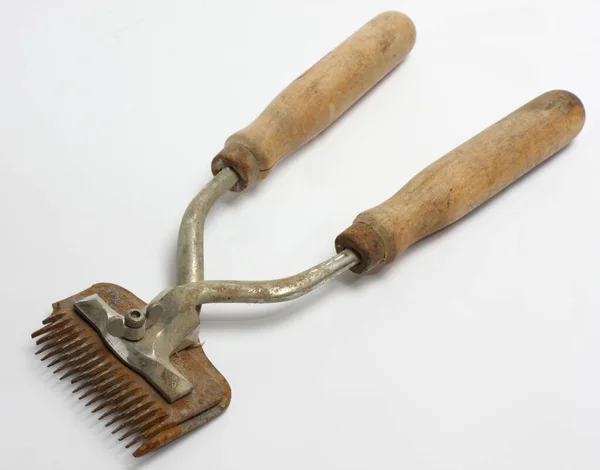 Vieille machine rouillée pour la coupe de cheveux sur blanc — Photo