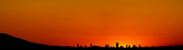 Spectaculaire Benidorm skyline bij zonsondergang met oranje lucht — Stockfoto