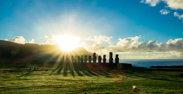 Sunstar and Ahu Tongariki iconic moai platform — Stock Photo, Image