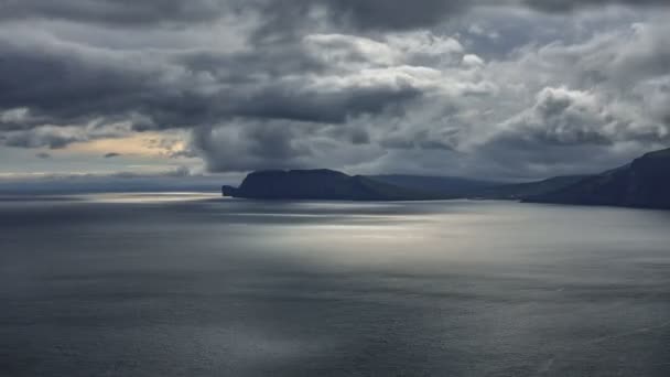 Sorvagsvatn acantilados del lago retroiluminados en el horizonte al atardecer — Vídeos de Stock