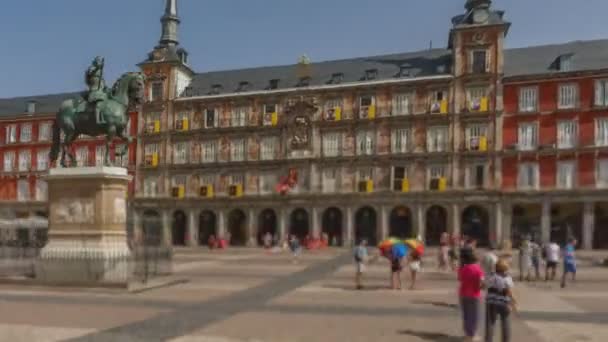 Plaza Mayor in Madrid im Zeitraffer um Statue — Stockvideo