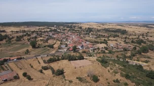 Petit village vue aérienne sur l'été chaud — Video