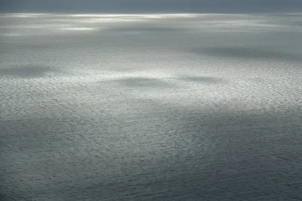 Rozległe morze z odbiciami nieba — Zdjęcie stockowe