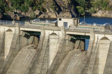 Baraj aşırı koruma ile merkezi görünüm