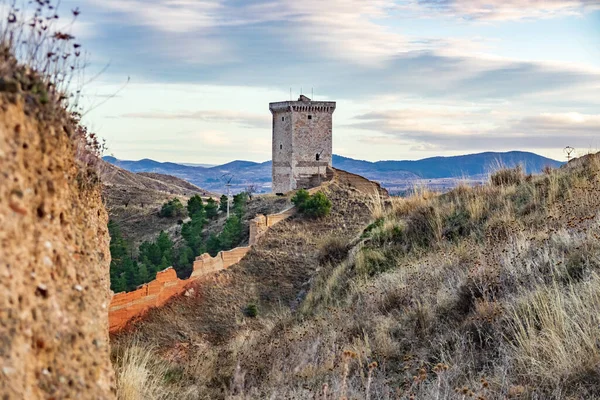 Antiker wiederaufgebauter Turm mit zerstörten Mauern in der Abenddämmerung — Stockfoto