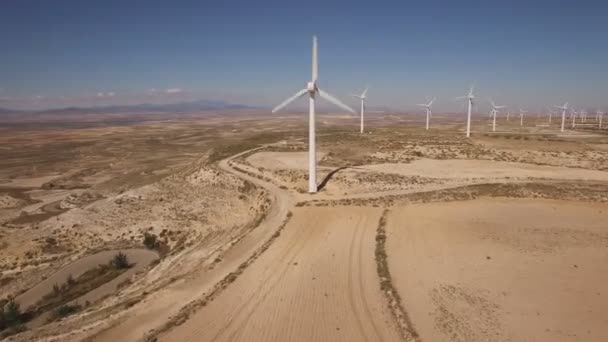 Dolly zoom sobre la granja de molinos de viento en funcionamiento — Vídeo de stock