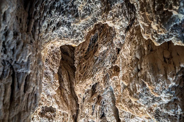 Dikitle kaplı tavanı olan bir mağaranın içinde — Stok fotoğraf