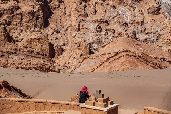 Visão traseira da mulher olhando para o deserto — Fotografia de Stock